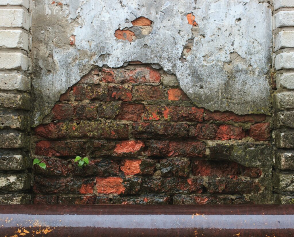 Jak woda wchodzi do konstrukcji – kapilarność, dyfuzja i błędy izolacji. Kompleksowe omówienie z perspektywy inżyniera budownictwa